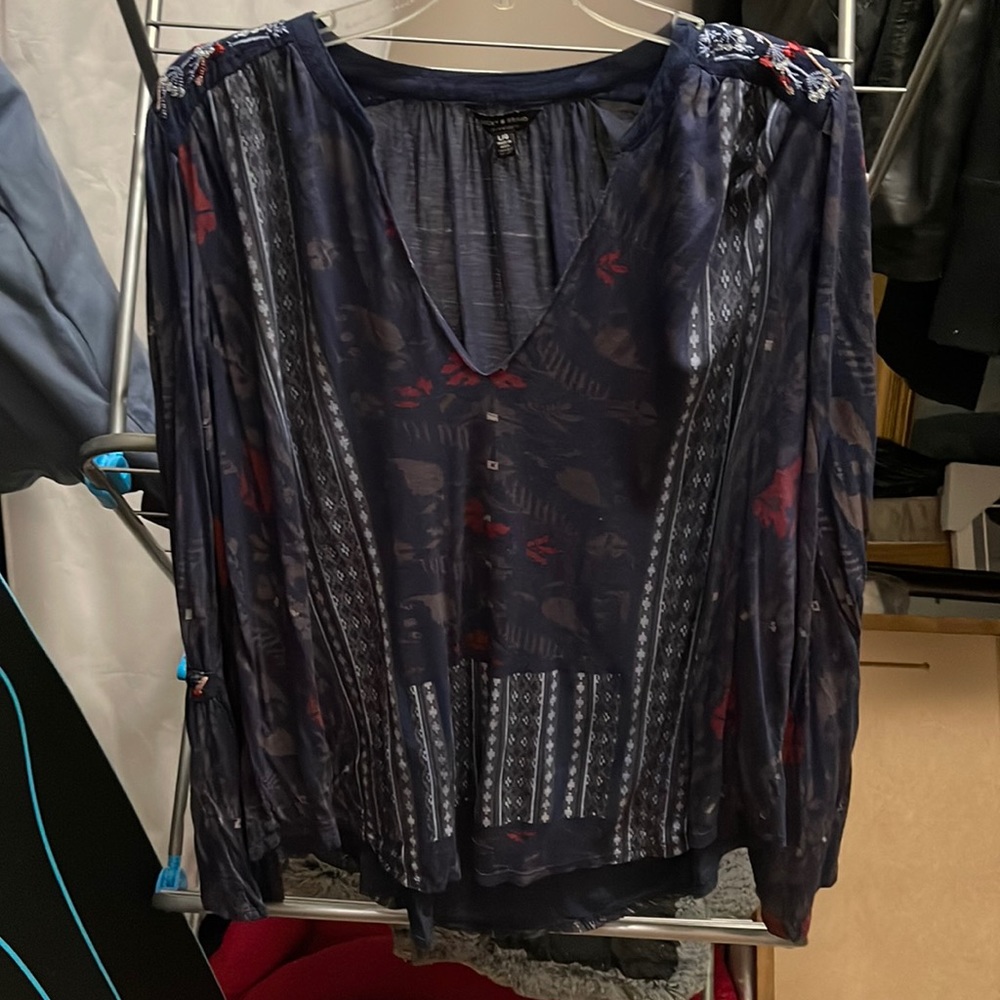 Hippie-esc blouse. Loose, draped fit.